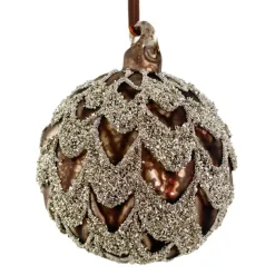 Glaskugle I mørkebrun med sølvglitter draperinger