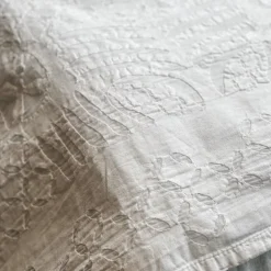 Organdi sengetæppe 210x260 med udskåret mønster